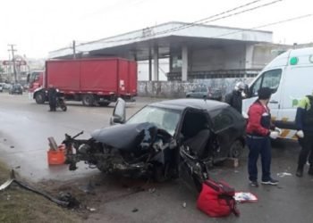 Sigue grave uno de los jóvenes que circulaba en el auto que se estrelló contra una columna