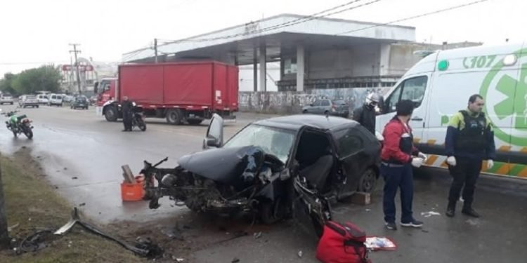 Sigue grave uno de los jóvenes que circulaba en el auto que se estrelló contra una columna