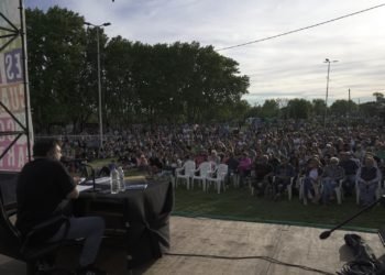 Casciari la “rompió” en Mercedes y tras finalizar el show firmó libros y hasta mandó audios de whatsapp a pedido