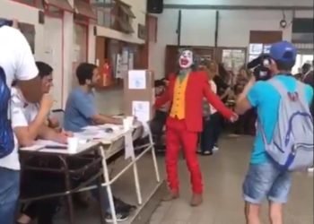 El Guasón y su bativoto en una escuela de Lanús