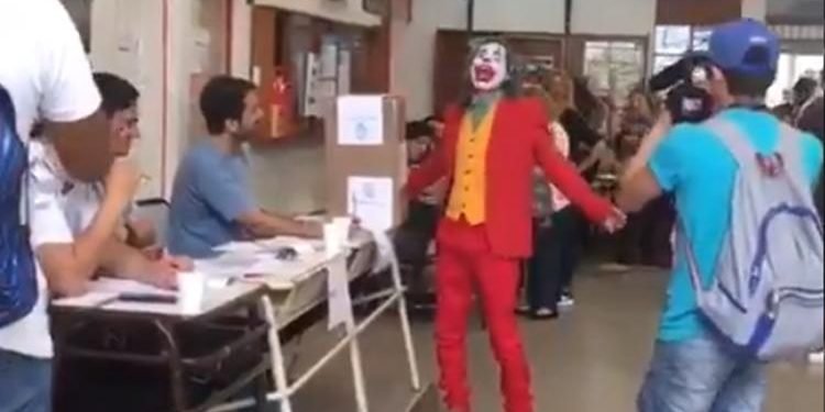 El Guasón y su bativoto en una escuela de Lanús