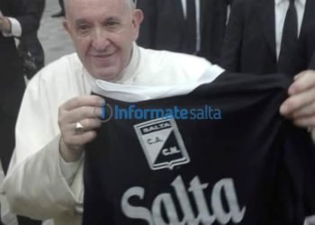 Un hincha de Central Norte le regaló una camiseta al Papa Francisco