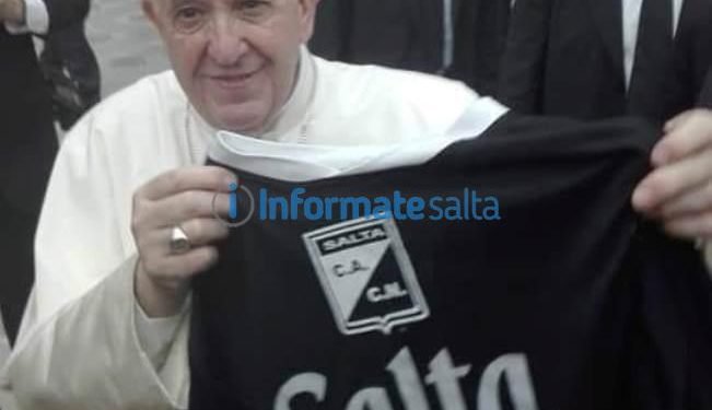 Un hincha de Central Norte le regaló una camiseta al Papa Francisco