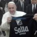 Un hincha de Central Norte le regaló una camiseta al Papa Francisco