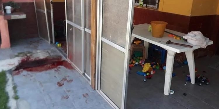 Asesinó a martillazos a su hija drogadicta para defender a la nietita