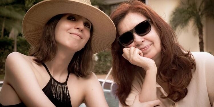 La primera foto de Florencia, con Cristina Kirchner, desde su internación en Cuba