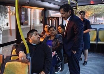 Sáenz inició la jornada junto a las fuerzas de seguridad y monitoreando colectivos