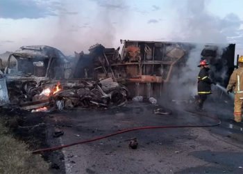 Tragedia: Cinco muertos por choque entre tres autos, un camión y una ambulancia