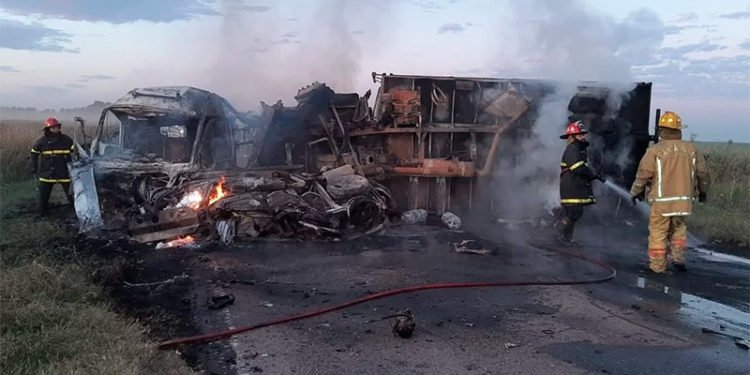 Tragedia: Cinco muertos por choque entre tres autos, un camión y una ambulancia