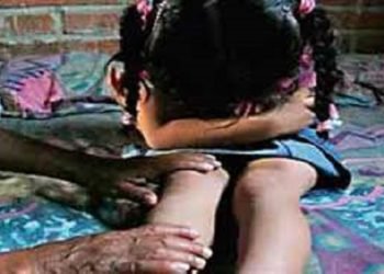 Abusaba de niñas que eran entregadas por su madre, ambos están detenidos