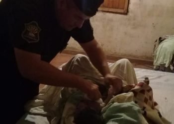 Policías asistieron a una mujer en un parto