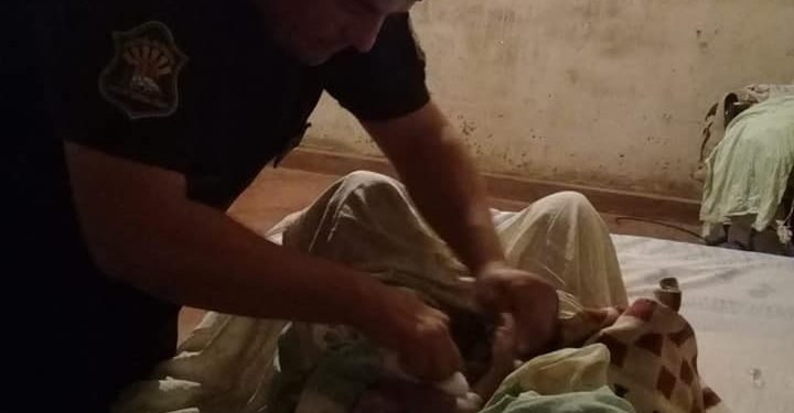 Policías asistieron a una mujer en un parto