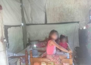 Vive con sus 4 hijos, tendría dengue y necesita una pieza para vivir