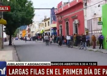 Largas filas en los bancos para cobrar jubilaciones y asignaciones sociales