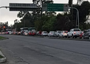 Ni rastros de la cuarentena: Kilométricas filas para ir de zona sur al centro de Salta