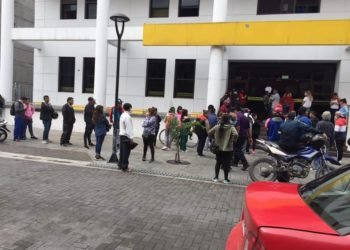 Cada vez más largas las filas para cobrar el IFE, se insiste en el distanciamiento social