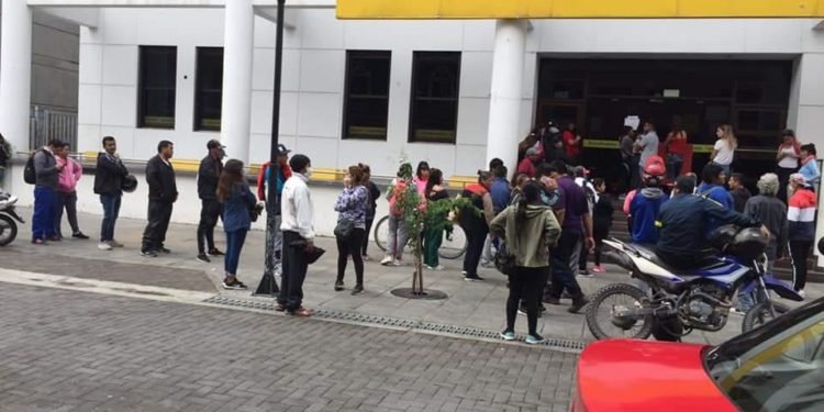 Cada vez más largas las filas para cobrar el IFE, se insiste en el distanciamiento social
