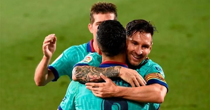 Barcelona goleó al Villarreal y sigue dando pelea