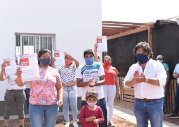 Sáenz entregó viviendas en Las Lajitas