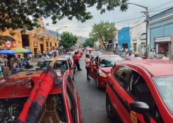 Nueva marcha de taxistas en Salta: pidieron paradas libres y rechazan la llegada de Uber
