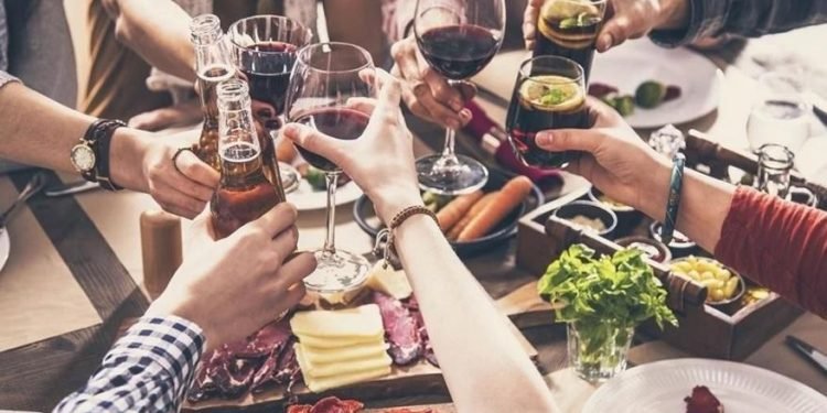 Nueva normalidad: autorizaron reuniones familiares de hasta 20 personas