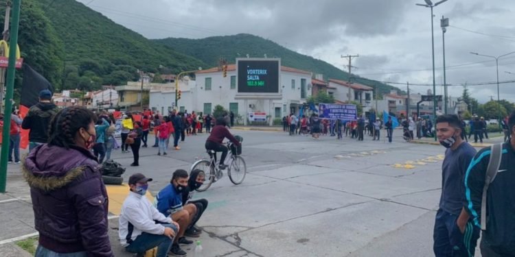 Día de cortes y complicaciones: salteños marchan contra el hambre