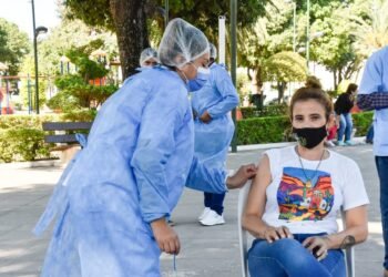 En Salta comienzan a vacunar a mayores de 18 años