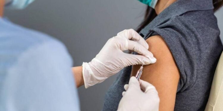 Cuarta dosis de vacuna COVID-19 para grupos priorizados