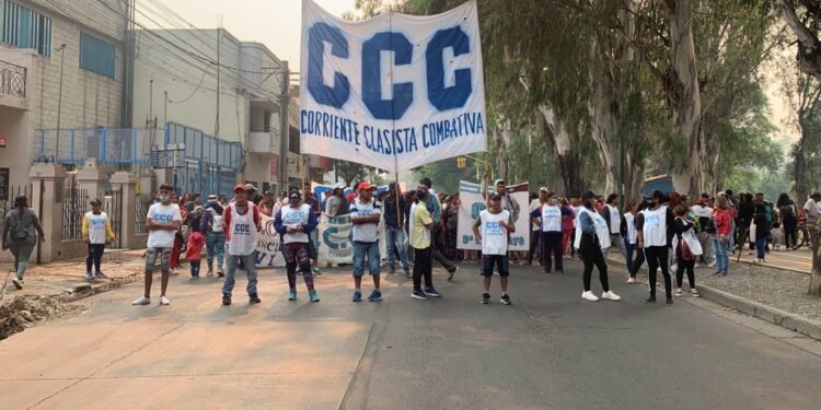 Día de cortes y bronca en el centro de Salta: “Queremos trabajar, no planes”