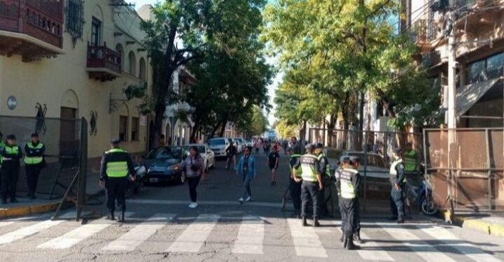 La Legislatura amaneció vallada para el malestar de vecinos y comerciantes