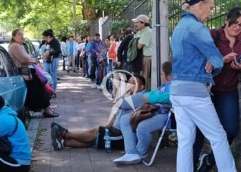 VIDEO. Largas filas desde la madrugada para sacar un turno en el hospital Oñativia
