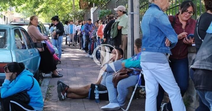 VIDEO. Largas filas desde la madrugada para sacar un turno en el hospital Oñativia