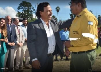 Sáenz entregó a Bomberos y Defensa Civil elementos para combatir incendios