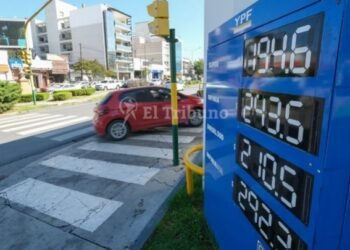 Sáenz entregó a Bomberos y Defensa Civil elementos para combatir incendios