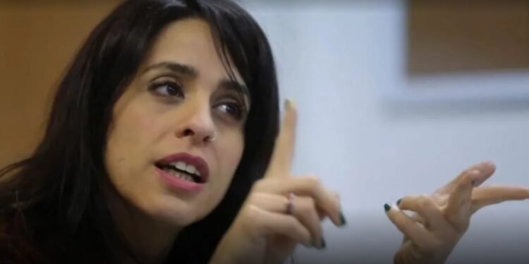 “No me parece un circo”: Victoria Donda defendió cacheos y controles en colectivos