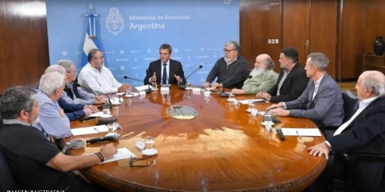 Massa convocará a reunión con gremios y empresarios para discutir salarios