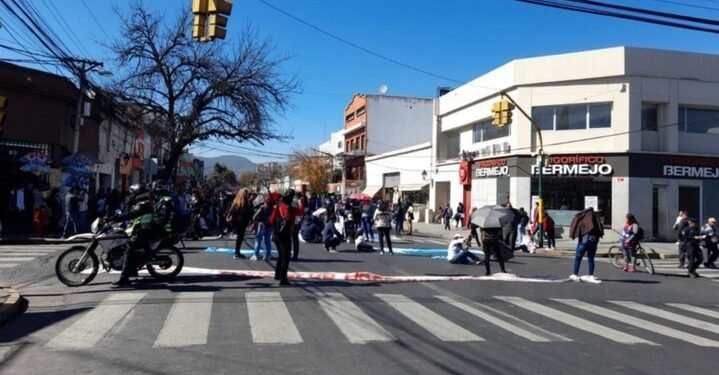 Docentes de toda la provincia marcharán mañana por el microcentro salteño