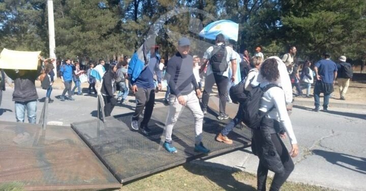 La marcha de docentes y personal de salud autoconvocados llegó a Casa de Gobierno: hubo incidentes