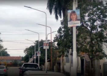 Aparecieron carteles políticos en un paseo salteño recién reinaugurado