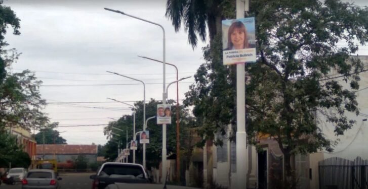 Aparecieron carteles políticos en un paseo salteño recién reinaugurado