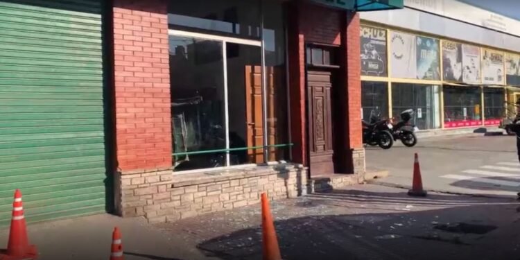 Reventaron un local de parabrisas en Salta y se robaron un camión de helados