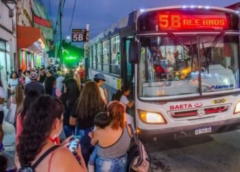 Tres cuadras de fila: abuelo se descompensó esperando entrar al banco Sgo. del Estero