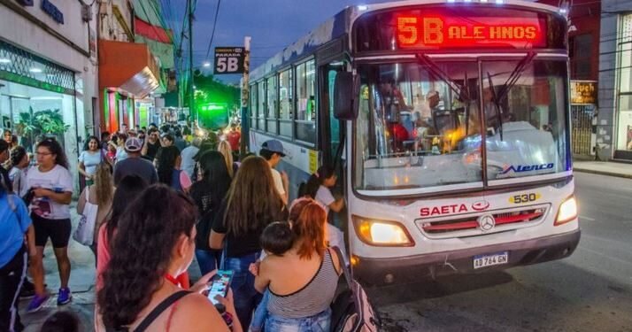 Tres cuadras de fila: abuelo se descompensó esperando entrar al banco Sgo. del Estero